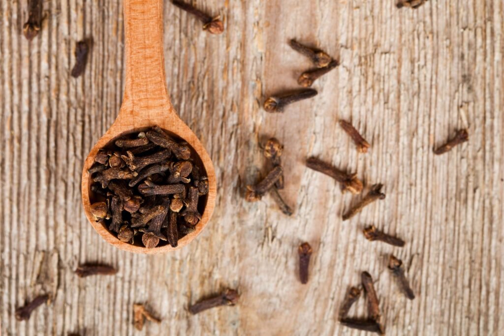 benefits of keeping clove in mouth
